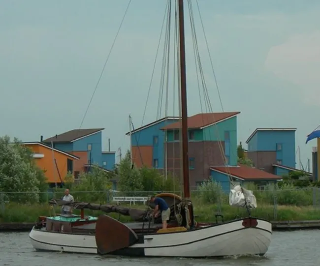 The "Verbetering" under motor on the Blauwe Stad, mast bare, before her original rigging was returned
