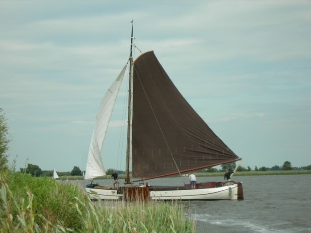The "Verbetering", a 1916 Hasselter cargo barge, under full sail
